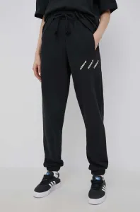 Kalhoty adidas Originals HM4872 dámské, černá barva, s potiskem