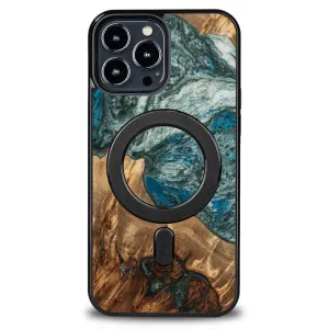 Pouzdro MagSafe Bewood Unique Planet Earth ze dřeva a pryskyřice pro iPhone 13 Pro Max - modré a zelené