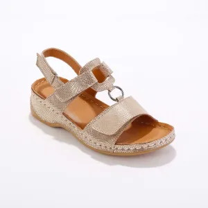Kožené lesklé sandály na suchý zip a klínovém podpatku #4386055