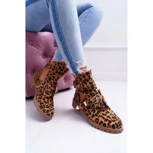 Semišové dámské boty hnědé barvy s výřezy a přezkami