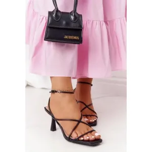 Stylové dámské sandály s páskem v černé barvě