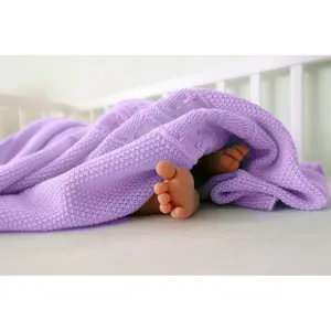 Měkká pletená deka ve fialové barvě