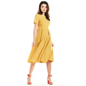 Romantické dámské šaty žluté barvy s rozšířenou sukní
