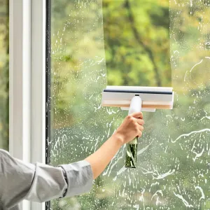 Die moderne Hausfrau Čistič oken s rozstřikovačem
