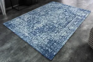 Estila Obdélníkový vintage modrý koberec Mistal z hladké pevné žinylkové bavlny s bílým vzorem 160x230cm
