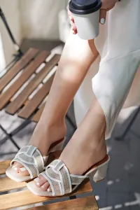 Béžové pantofle na hrubém podpatku Alita