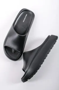Černé pryžové pantofle na platformě Quinn