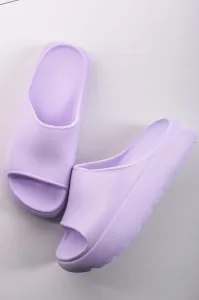 Světle fialové pryžové pantofle na platformě Quinn