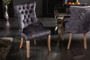 Estila Zámecká jídelní židle Torino s masivními nohami se sametovým chesterfield potahem a stříbrným klepadlem šedá 96cm