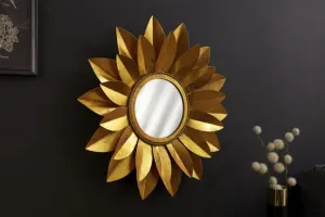 Estila Orientální kruhové nástěnné zrcadlo Slunečnice se zlatým kovovým rámem ve tvaru lupenů 60cm