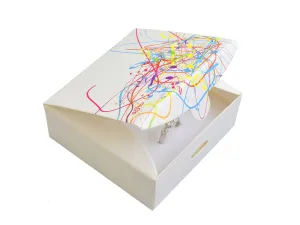 JKBOX Bílá papírová krabička Easy se vzorem barev bez mašle na střední sadu IK015