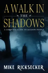 A Walk In The Shadows: A Complete Guide To Shadow People (Ricksecker Mike)(Paperback)