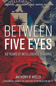 Between Five Eyes: 50 Years of Intelligence Sharing (Wells Anthony R.)(Pevná vazba)