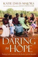 Daring to Hope - Finding God's Goodness in the Broken and the Beautiful (Majors Katie Davis)(Paperback / softback)
