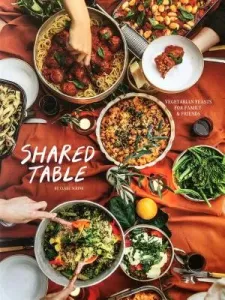 The Shared Table: Vegetarian and Vegan Feasts to Cook for Your Crowd (Scrine Clare)(Paperback)