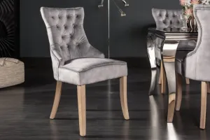 Estila Chesterfield jídelní židle Torino v šedé barvě ze sametu se stříbrným klepadlem a masivními nohami 96cm