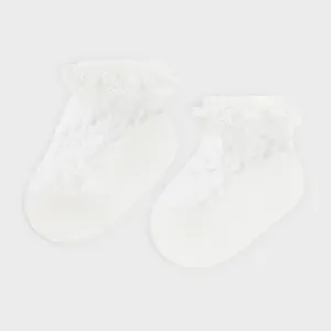 Ponožky s krajkou a volánky smetanové NEWBORN Mayoral velikost: 12 měsíců (EU 19)