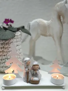 Bílý kovový svícen na čajové svíčky se svatou rodinou - 20*5*14cm 460612702