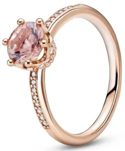 PANDORA pozlacený solitérní prsten s třpytivou růžovou korunkou 188289C01