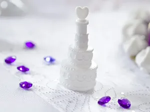PartyDeco Bublifuk ve tvaru svatebního dortu