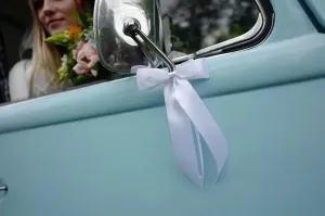 PartyDeco Svatební dekorace na auto - Saténové mašle 4 ks