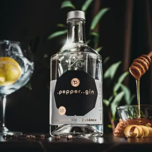 ŽUFÁNEK .pepper..gin no. 3 - limitovaná edice s .pepper..field 3 ks dárkový set (1 lahev s podpisem)