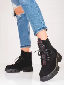 Praktické  kotníčkové boty dámské černé na plochém podpatku #601020