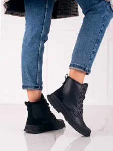 Výborné dámské  kotníčkové boty černé na plochém podpatku #600542