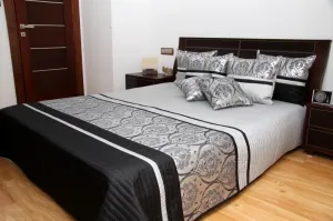 Luxusní přehozy na postel v šedé barvě s proužky a ornamenty #2129275