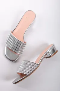 Stříbrné pantofle na hrubém podpatku Marisa