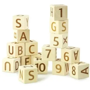 Dřevěné kostky s anglickými písmeny a číslicemi