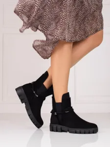 Trendy dámské černé  kotníčkové boty na plochém podpatku #601399