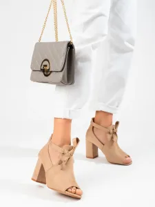 Komfortní hnědé dámské  kotníčkové boty na širokém podpatku #4200661