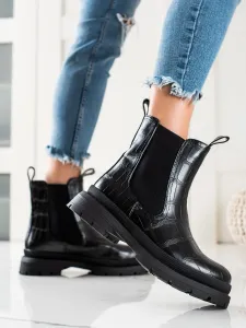 Trendy černé dámské  kotníčkové boty na plochém podpatku #598056