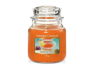 Yankee Candle Aromatická svíčka Classic střední Passion Fruit Martini 411 g